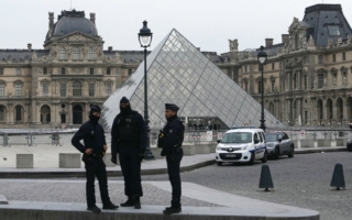 巴黎卢浮宫遭抢 几分钟内多件无价珠宝失窃