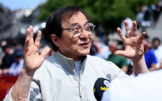 成龙曾嘲讽李小龙被捧坏 旧片被翻出引热议