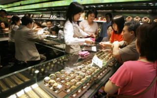 金价一夜暴跌 国内金饰报价连夜下调