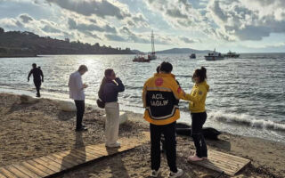 一艘非法移民船在爱琴海沉没 14死2失踪