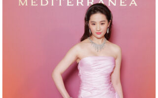 刘亦菲走秀中途珠宝手链脱落 临场反应获赞