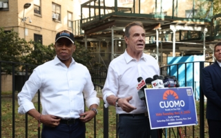 纽约市长亚当斯意外背书库默 昔日宿敌携手投入市长选战