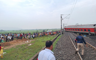 印度中部两列车相撞 造成至少11人丧生