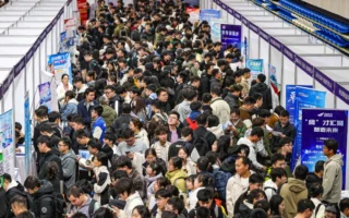大陆招聘会年轻人挤爆 凸显就业难与体制危机