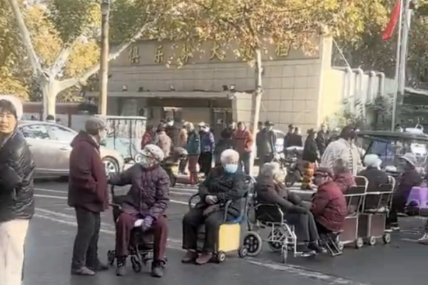 开封政府拟将东苑夜市迁入该区 居民堵路抗议