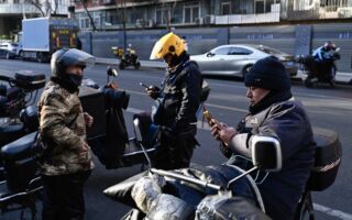 经济下行挣钱难 四位中国女性的外卖人生