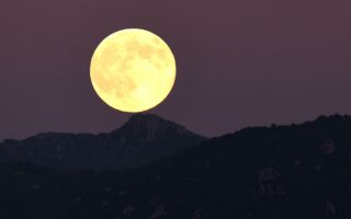 组图：2025年最大“超级月亮”照亮天宇