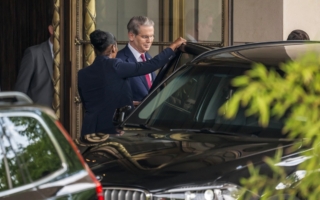 贝森特为何拿一小把糖 美中谈判细节曝光