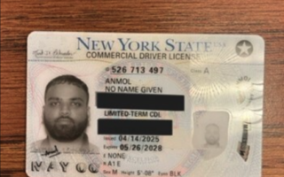 纽约非法移民持“无名氏”驾照 ICE警告安全风险