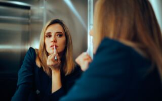 为何电梯里会安装镜子？ 制造商曝真正用途