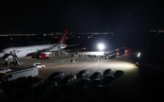 美国移民权益组织追踪遣返航班发现了什么?