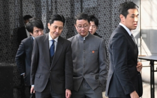 中共发外交官“双手插兜”送客照 日方抗议