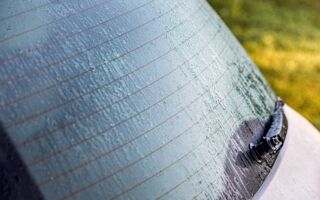 为何汽车后方挡风玻璃上有橘色的线条？