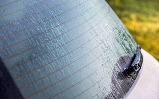 为何汽车后方挡风玻璃上有橘色的线条？