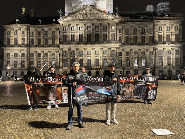 2025年11月23日晚,约10名异议人士来到荷兰阿姆斯特丹水坝广场,纪念乌鲁木齐大火三周年。图为集会现场。(反共之声发起人刘飞龙提供)