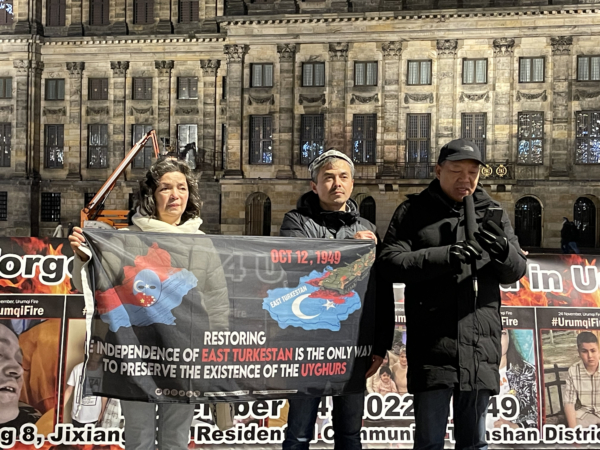 2025年11月23日晚,约10名异议人士来到荷兰阿姆斯特丹水坝广场,纪念乌鲁木齐大火三周年。图为邢松林发言。(反共之声创办人刘飞龙提供)