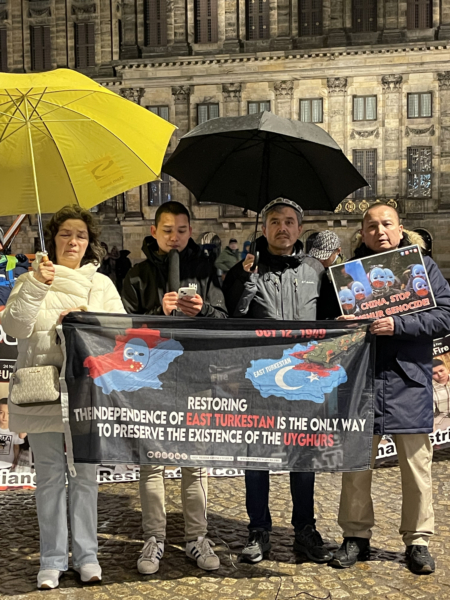 2025年11月23日晚,约10名异议人士来到荷兰阿姆斯特丹水坝广场,纪念乌鲁木齐大火三周年。图为江培坤演讲。