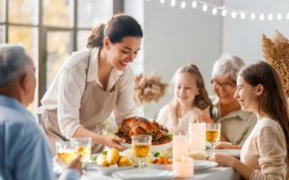 回归传统价值 美家庭感恩节餐桌现新气象