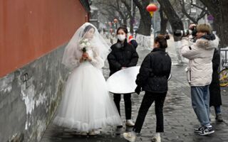 中国经济下行 年轻一代“躺平”选择不婚