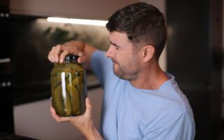 玻璃罐打不开？ 英国教授教你用这招迅速搞定