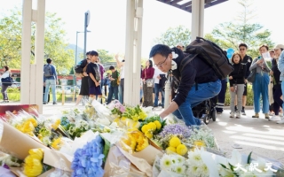 组图:香港大批民众献花悼念大火遇难者