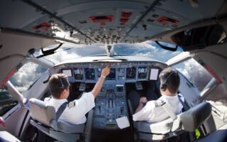 为什么飞行员怕听到塔台说这句话？