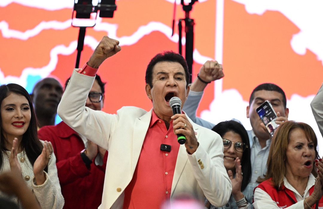 2025年11月30日洪都拉斯大选当晚,自由党总统候选人纳斯拉亚(Salvador Nasralla)于初步开票结果公布前发表谈话。 (MARVIN RECINOS / AFP via Getty Images)