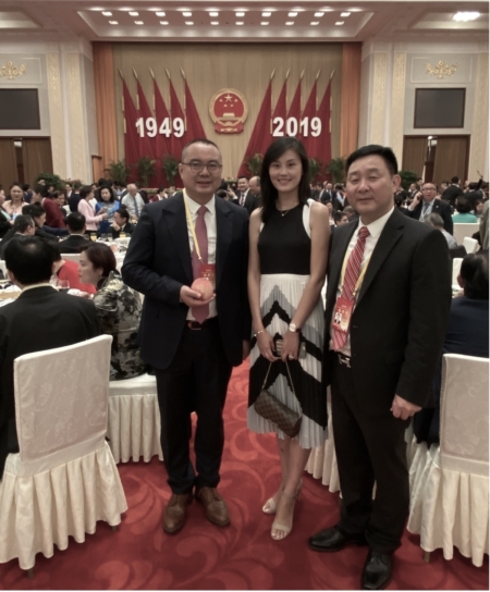 张富印、孙雯、施干平在中共建政70周年大会上。