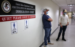 纽约华人父子 移民法庭报到被ICE逮捕