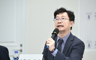 连贤明谈经济预测：AI不会爆炸性成长