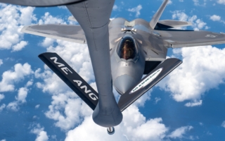 让战机飞得更远 F-22空中加油能力全球最佳