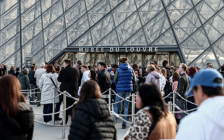 法国罗浮宫漏水酿灾 四百件收藏品受损