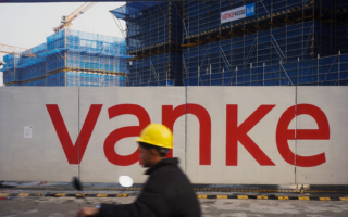 万科两只债券盘中跌超30% 致临时停牌