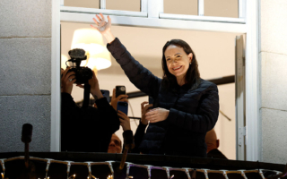 诺贝尔和平奖得主在颁奖典礼后抵达挪威