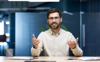 研究：说话时善用手势可以增加说服力