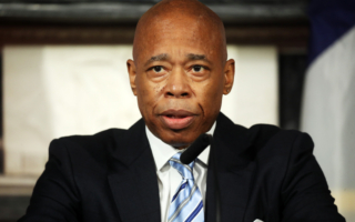 亚当斯卸任前 谈左翼政策恐让治安失序