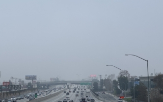 烟雾笼罩加州 警报持续至周二 当局促减少外出