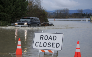 北极冷空气急冻美中西部 华州洪水危机未解