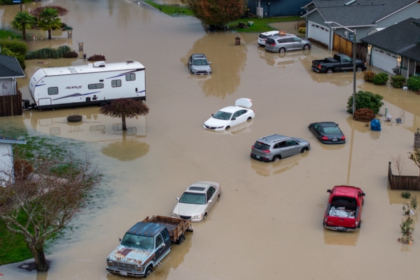 组图：华盛顿州洪灾持续 多地溃堤 1人溺亡