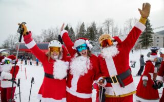 组图：美国数百圣诞老人齐滑雪 为慈善筹款