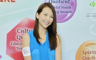 蔡少芬逛香港特价百货店 52岁素颜状态惊人