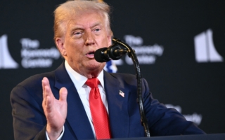 川普访问肯尼迪中心 宣布2025年荣誉奖名单