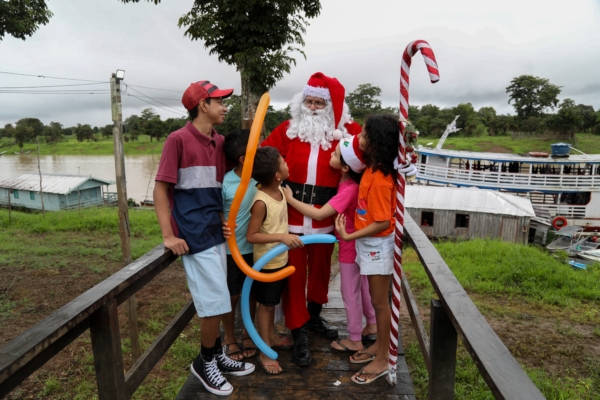 组图：圣诞老人深入巴西偏远村落 为儿童送礼