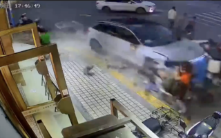 广州汽车冲上人行道撞倒多人