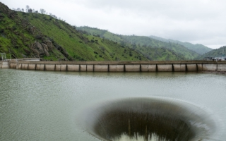 加州湖泊惊现“深井” 奇异景色成热门景点