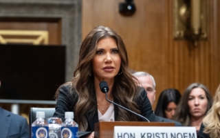 美国土安全部长：马杜罗必须下台