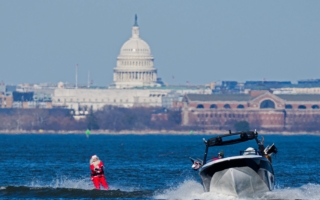 组图:弗州圣诞老人滑水迎圣诞 延续40年传统