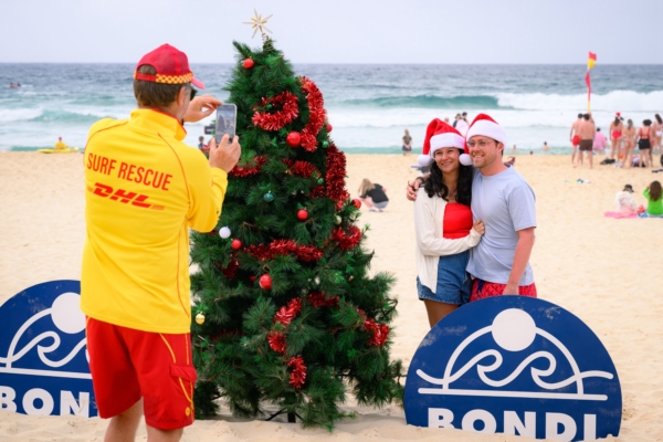 组图:世界各地欢庆圣诞节 寒冬里传递祝福