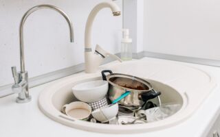 脏碗盘别浸泡在水槽里一整晚 原因很恶心