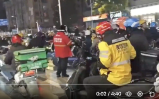 继长沙后 四川自贡再现外卖骑手群体抗议